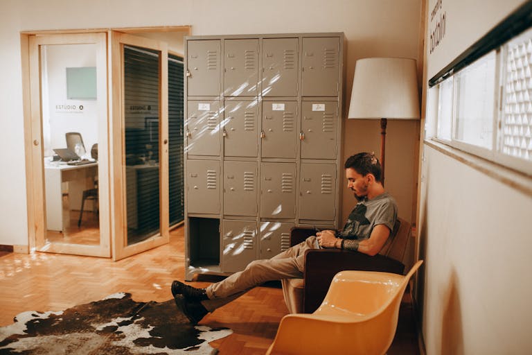 Small quiet crisis stabilization facility with comfortable seating areas